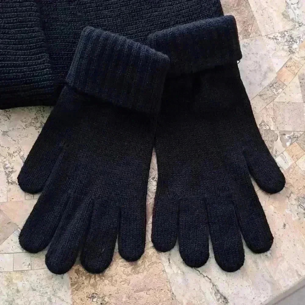 𝅺hat  GLOVES SET  WINTER - Picture 2 of 4
